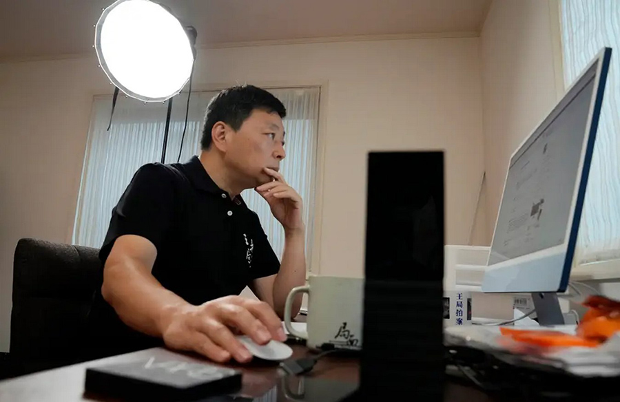 Chinese Bloggers Warn Followers to Unfollow Amid Police Surveillance